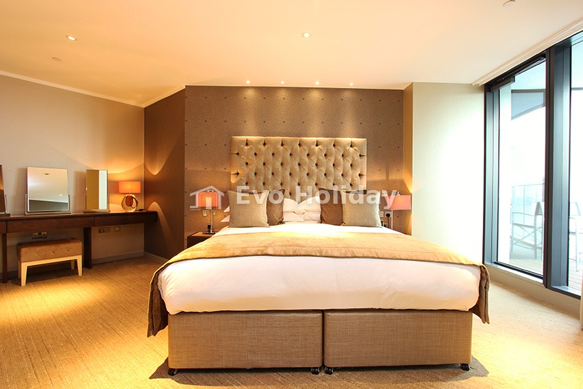 3 bedroom flat in Lower Thames Street