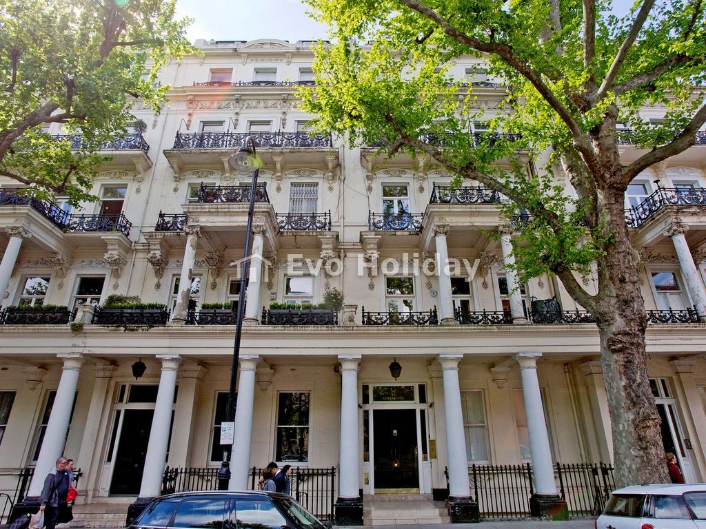 Luxury and Modern 4 bed 3 bath in Kensington