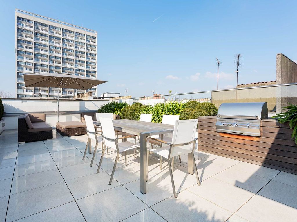 4 bed with A/C & roof terrace in the heart of Notting Hill!