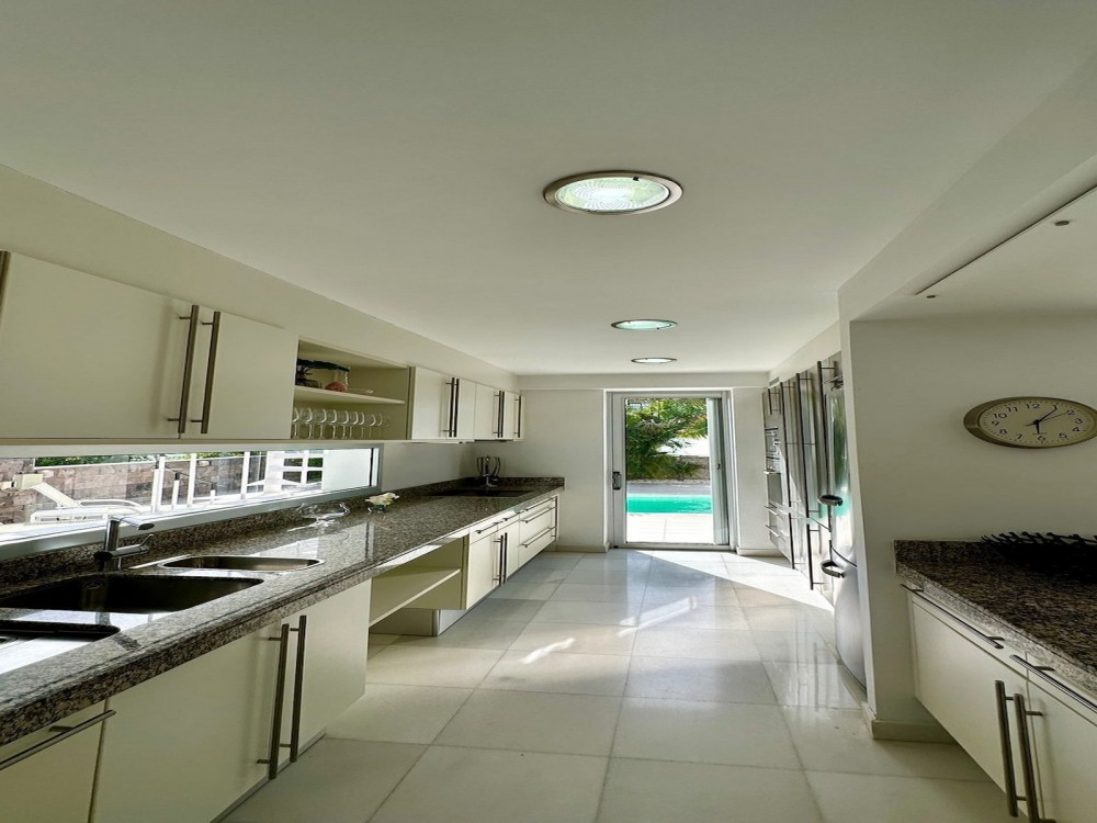 Stunning 5 bedroom villa in El Duque