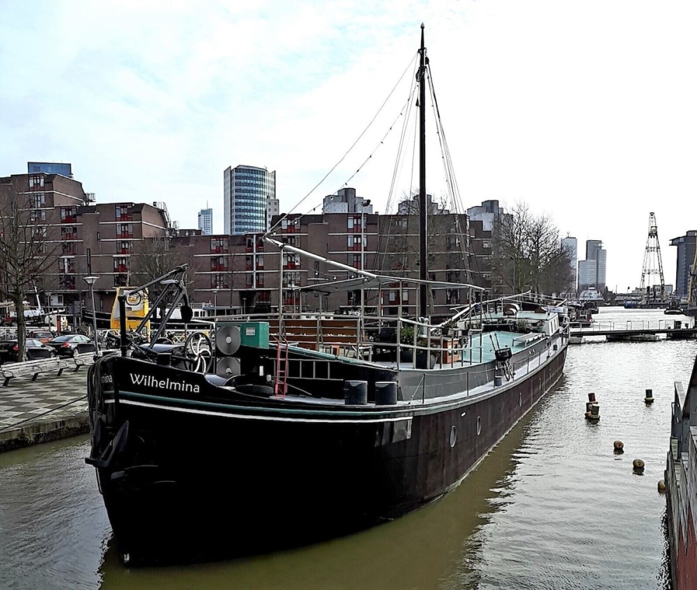 Luxurious houseboat in Rotterdam