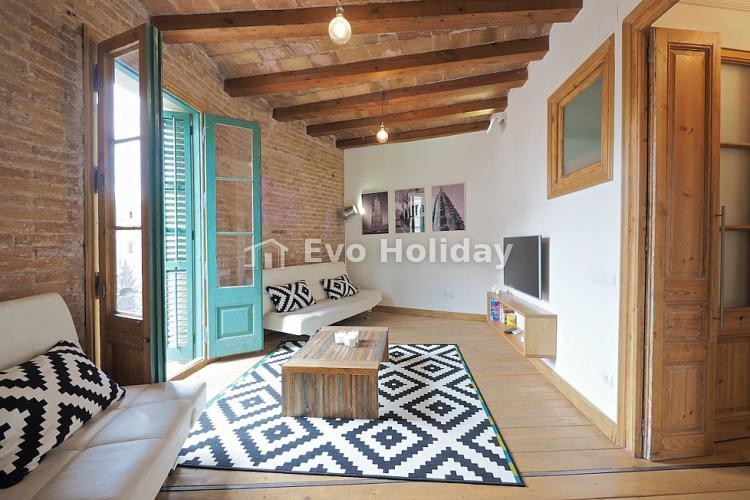Spacious apartment with terrace in central Barcelona