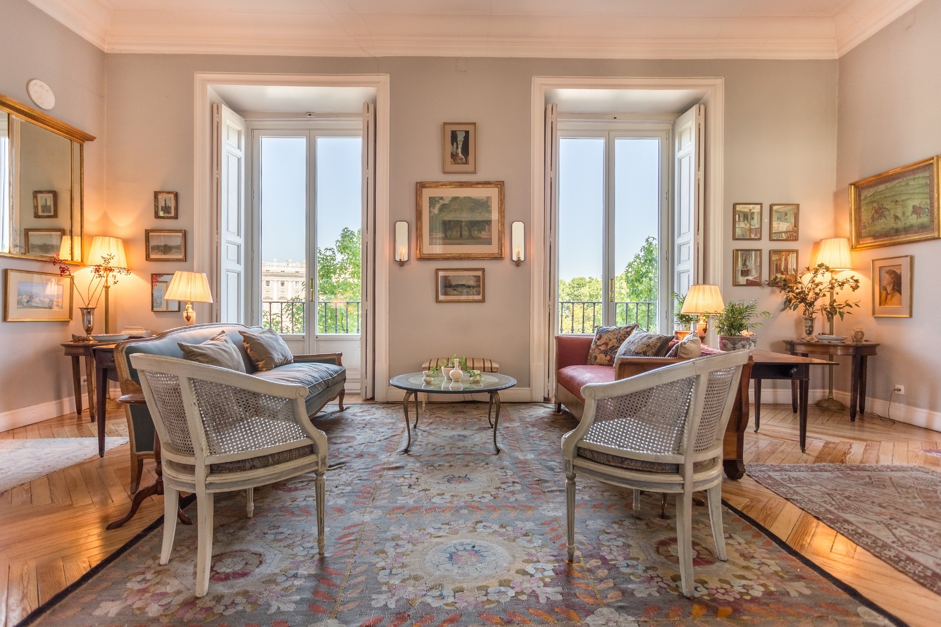 Royal Palace Apartment