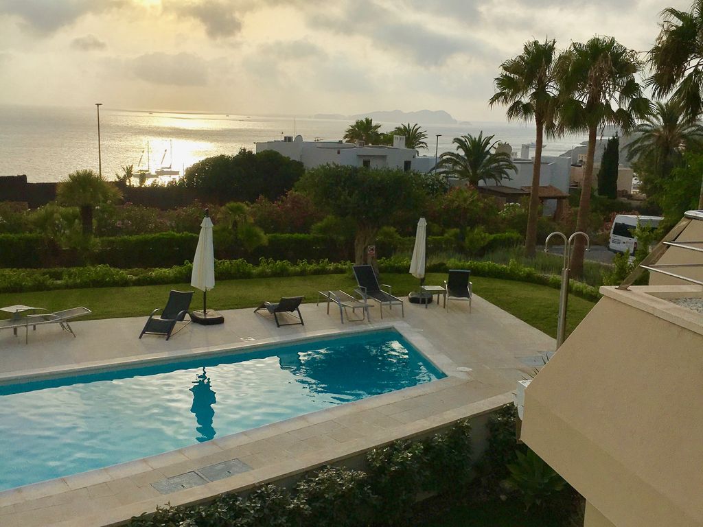 Luxury Condo with Sea View