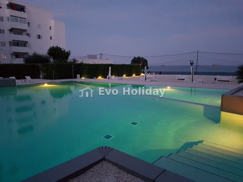 Luxury 4 bedroom apartment with seaview