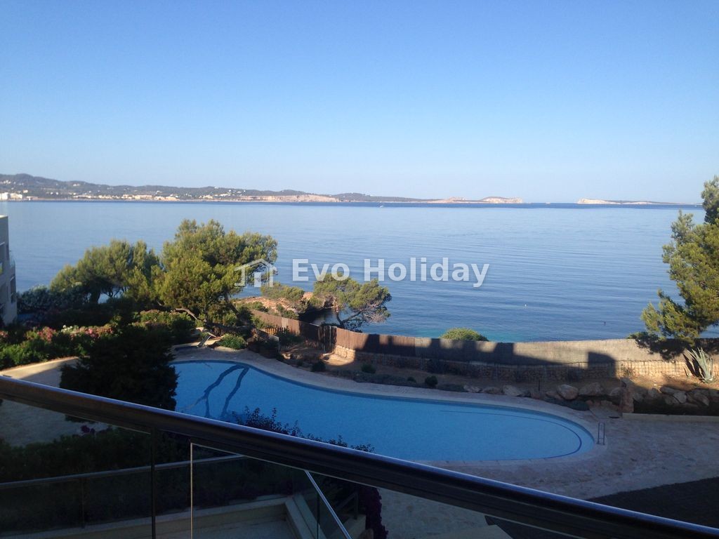 Luxury apartment in front of the sea