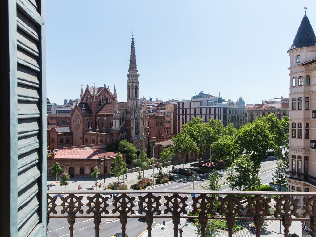 Spacious, beautiful, central apartment near the Sagrada Familia