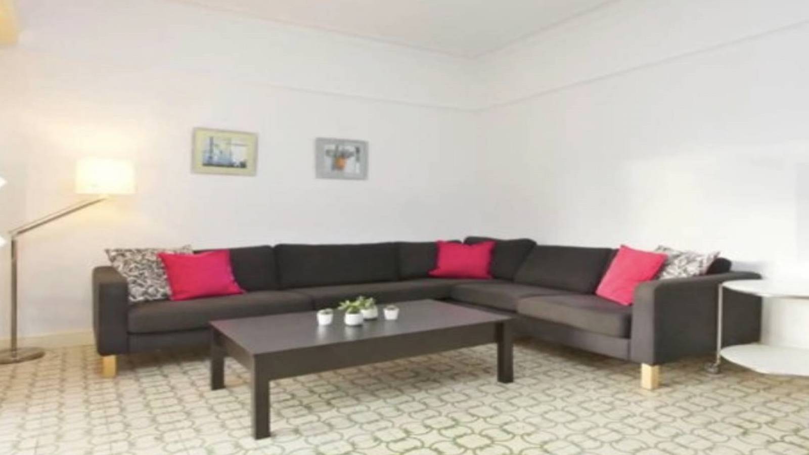 3-bedroom apartment with AC and balcony for rent in Eixample Esquerra